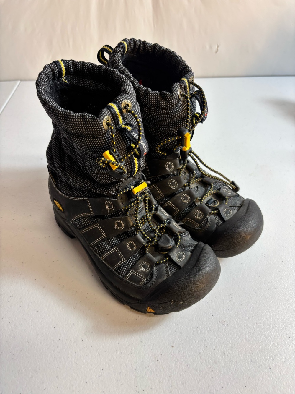 KEEN Shellback waterproof insulated winter boots black and yellow youth size 4